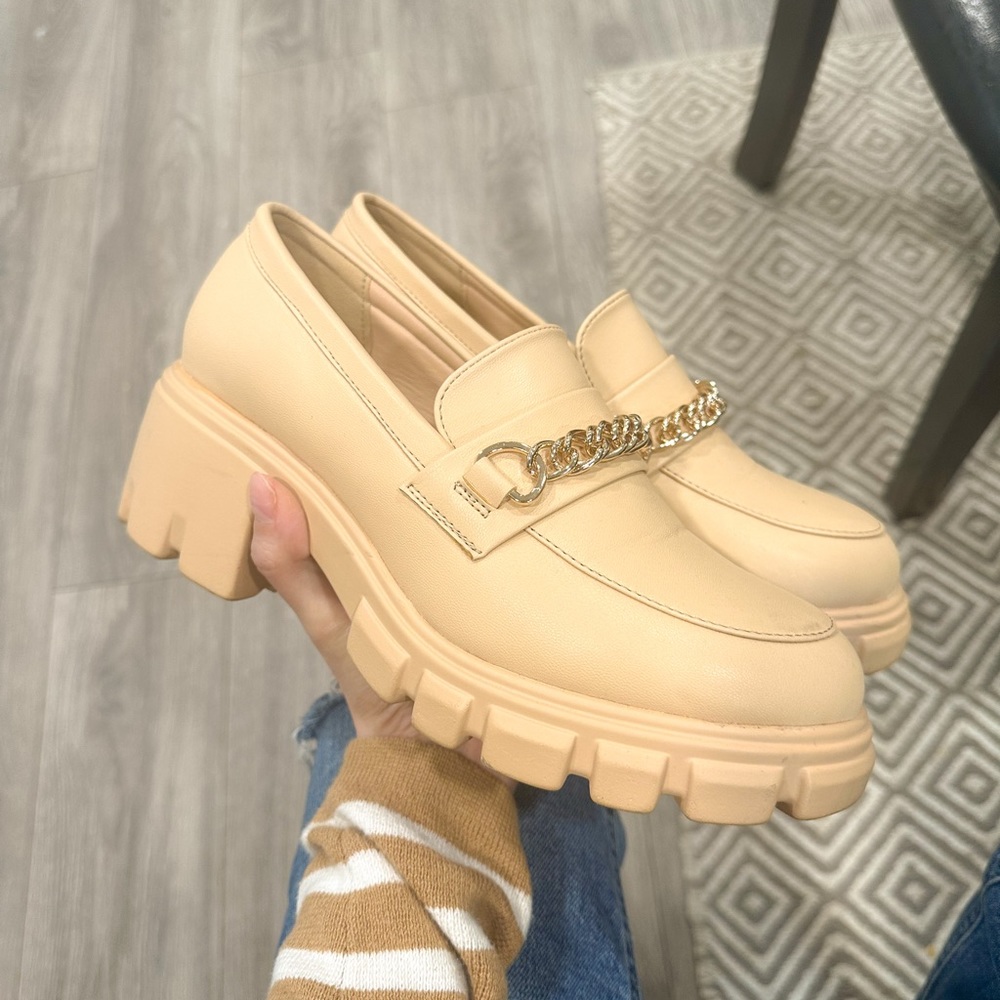 Nude loafers with gold chain